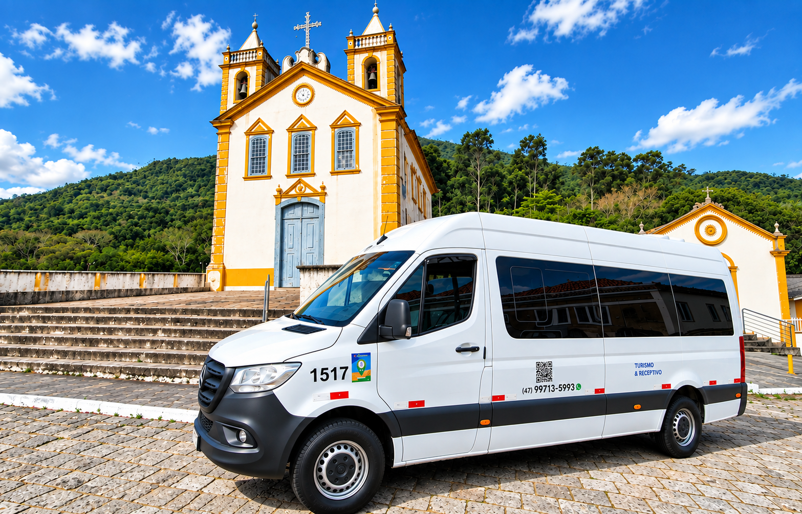 Van branca Mercedes-Benz Sprinter 416 CDI da Edu Tur SC vista em ângulo lateral.