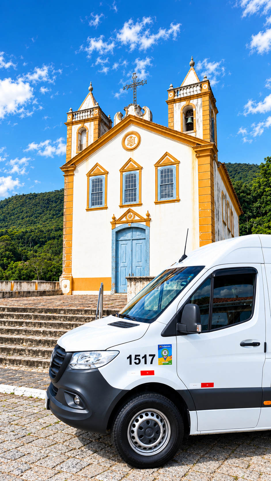 Parte frontal da van branca da Edu Tur SC em área externa.
